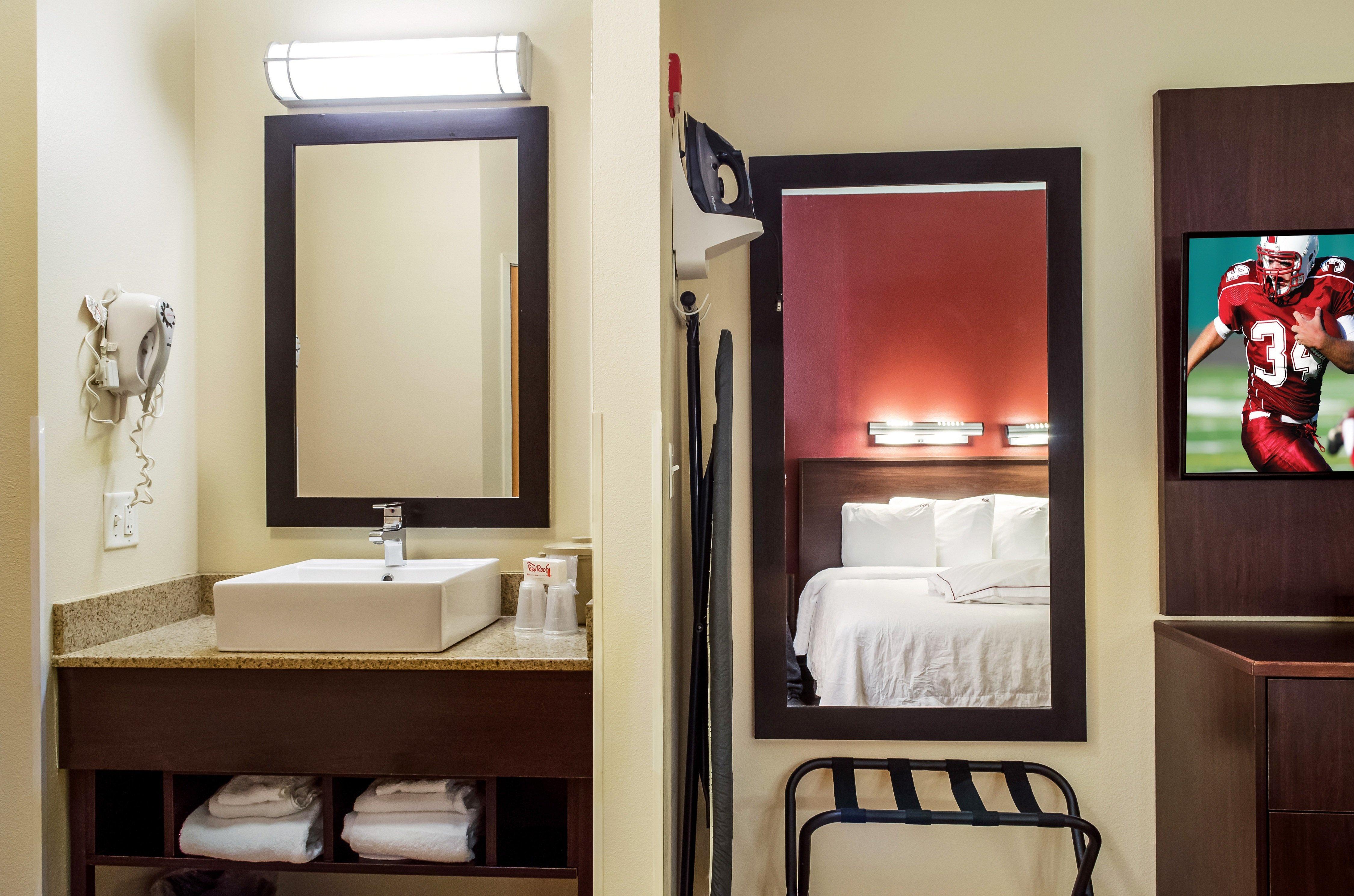 Red Roof Inn Plus+ Boston - Logan Saugus Exterior photo