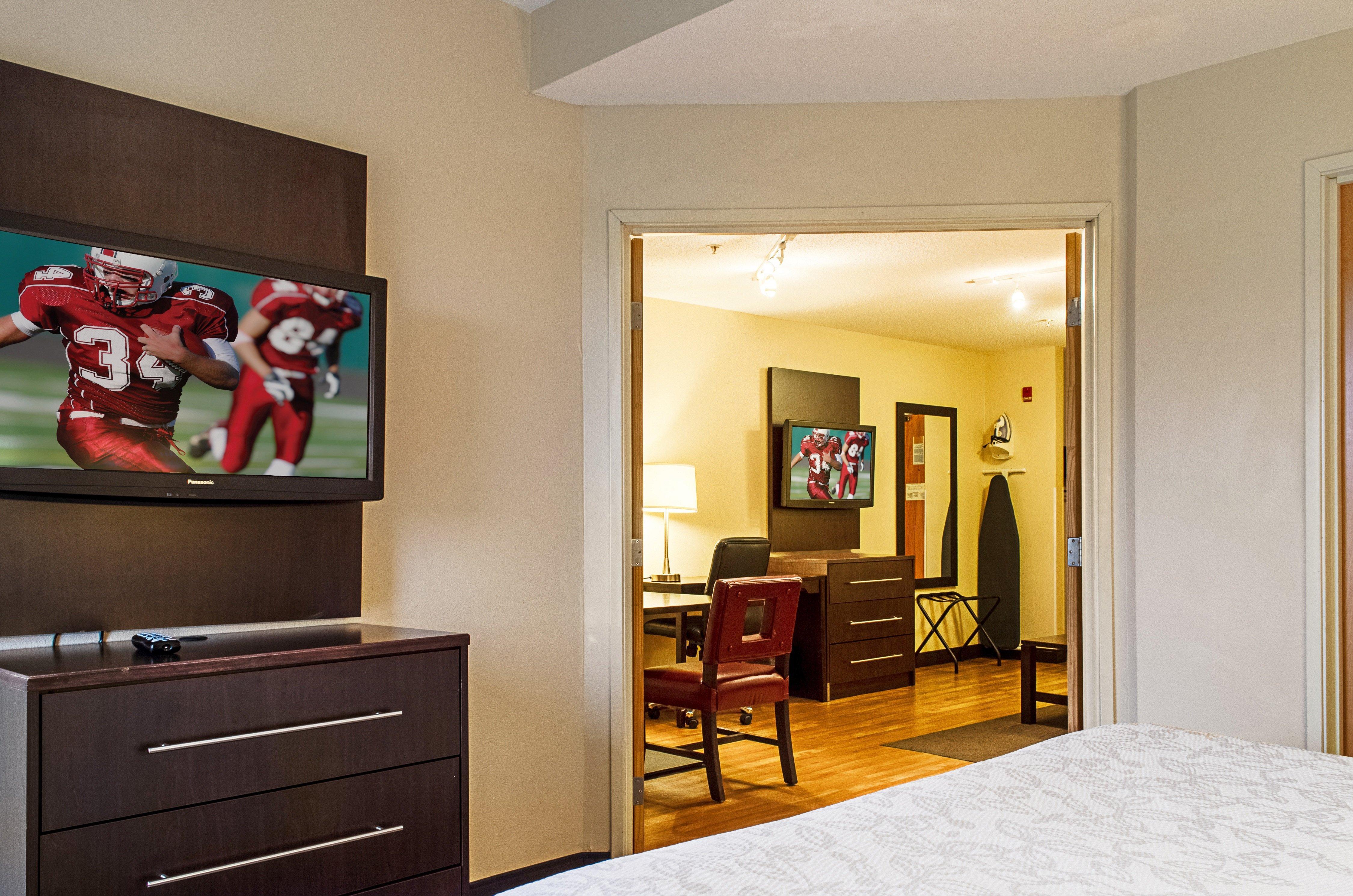 Red Roof Inn Plus+ Boston - Logan Saugus Exterior photo