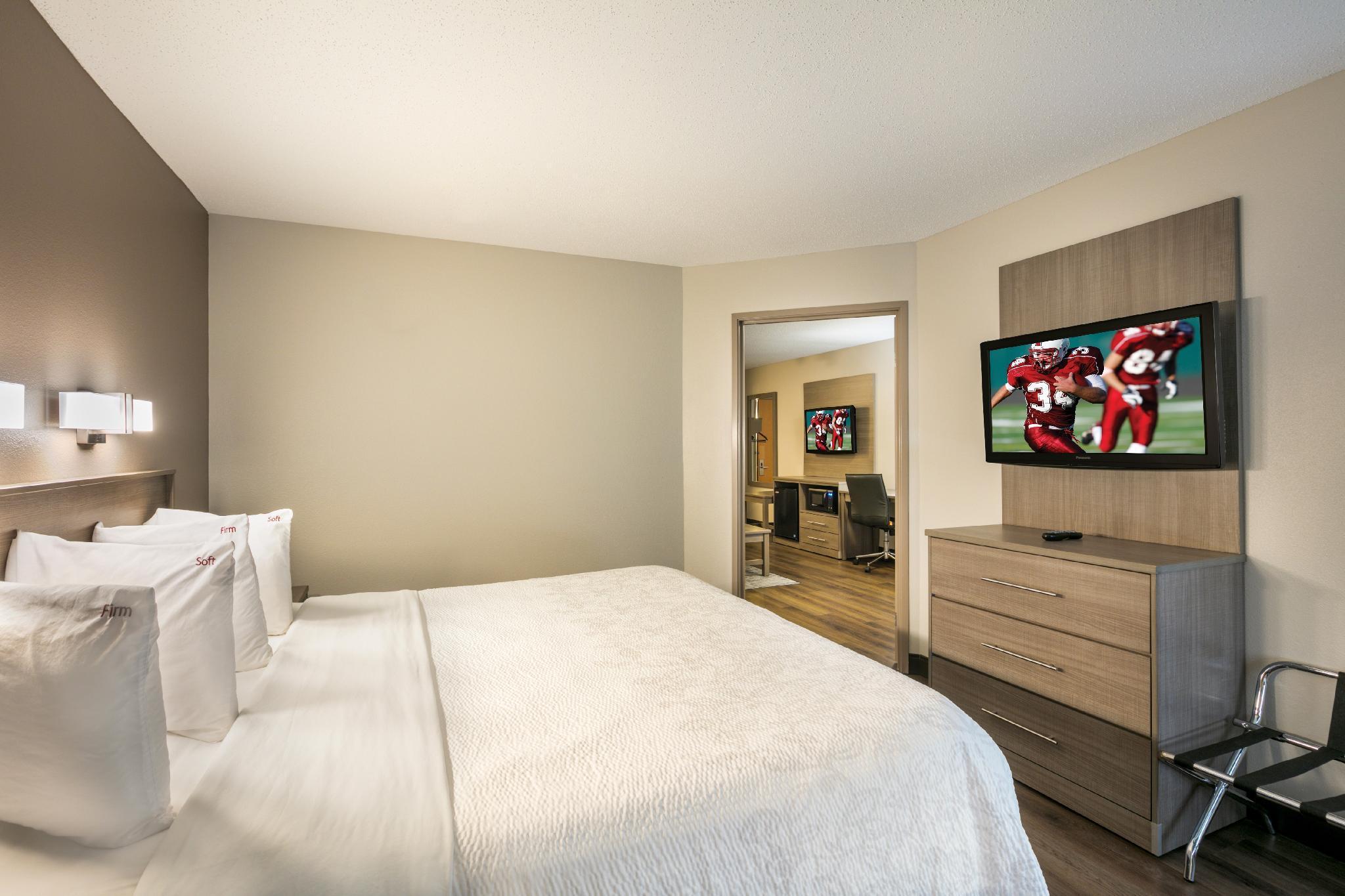 Red Roof Inn Plus+ Boston - Logan Saugus Exterior photo