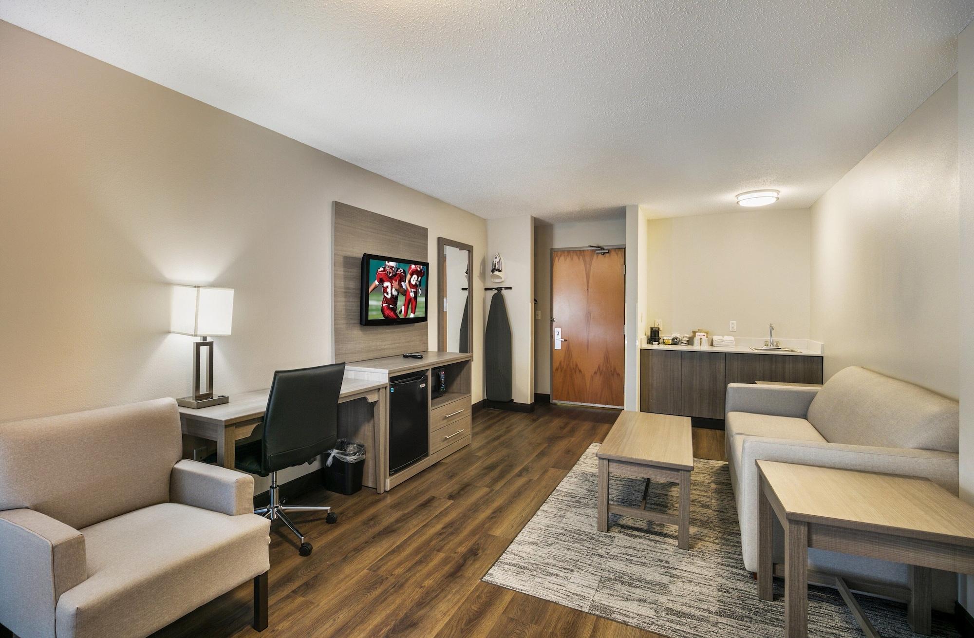 Red Roof Inn Plus+ Boston - Logan Saugus Exterior photo