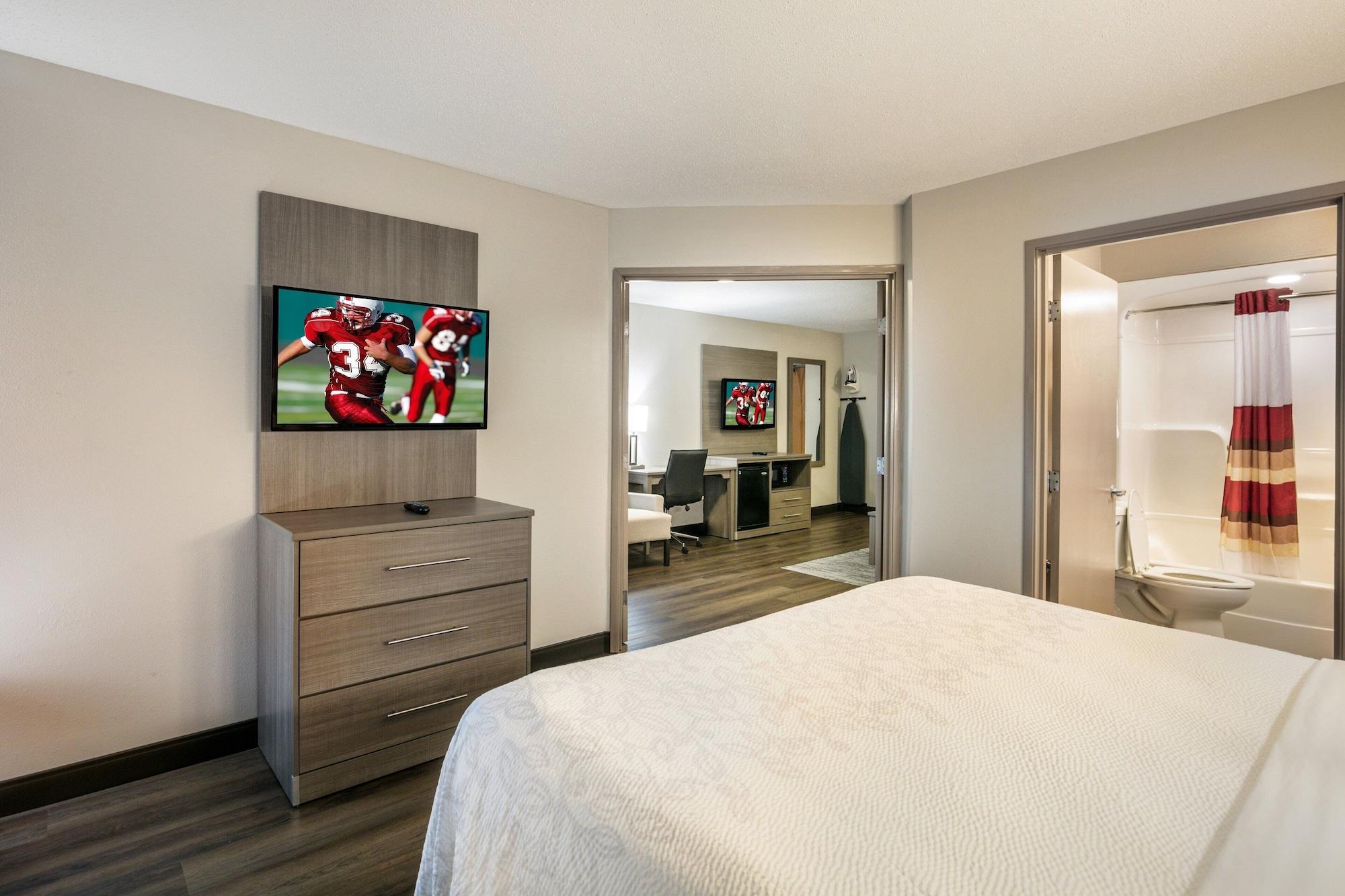 Red Roof Inn Plus+ Boston - Logan Saugus Exterior photo