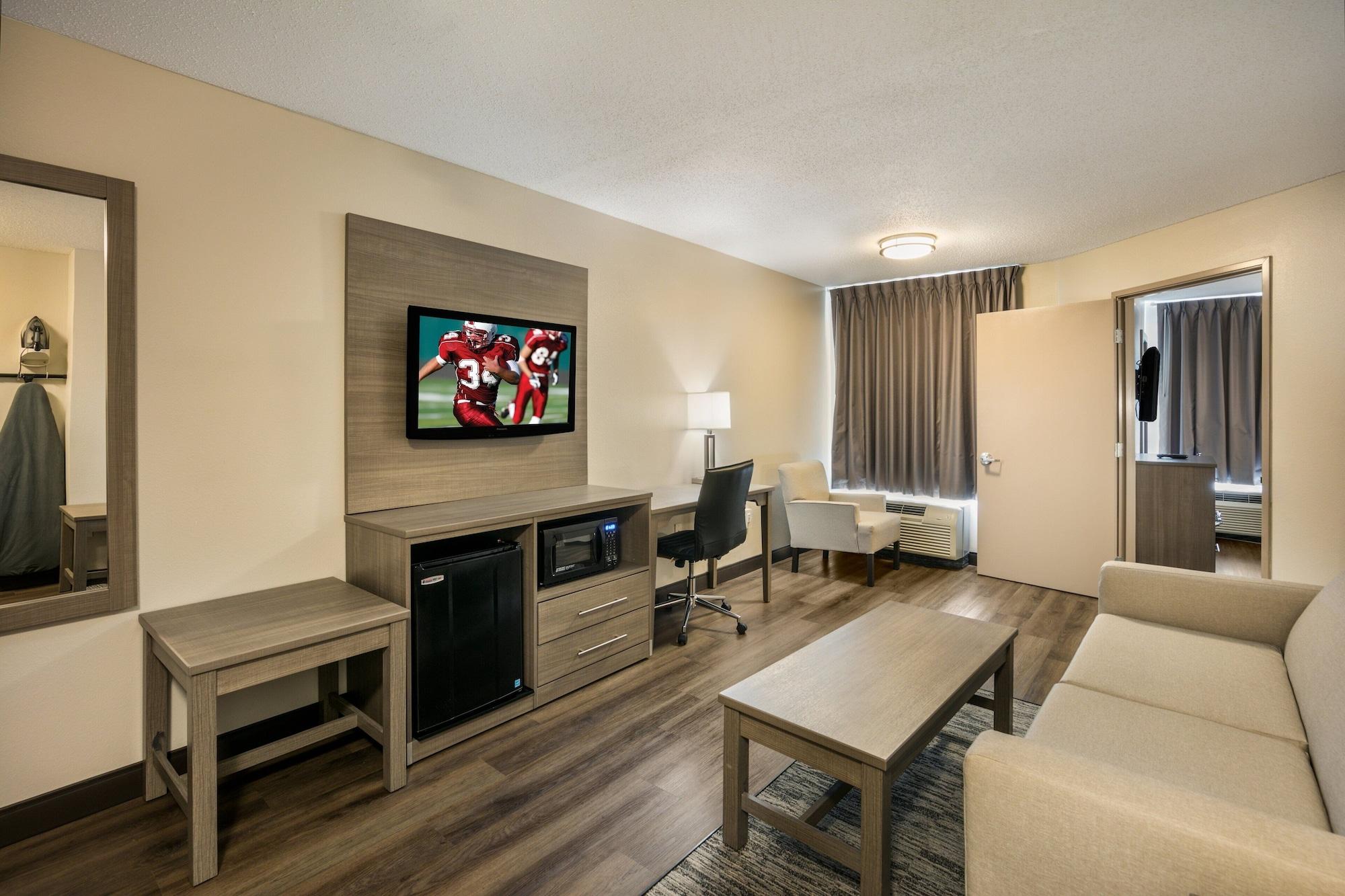 Red Roof Inn Plus+ Boston - Logan Saugus Exterior photo