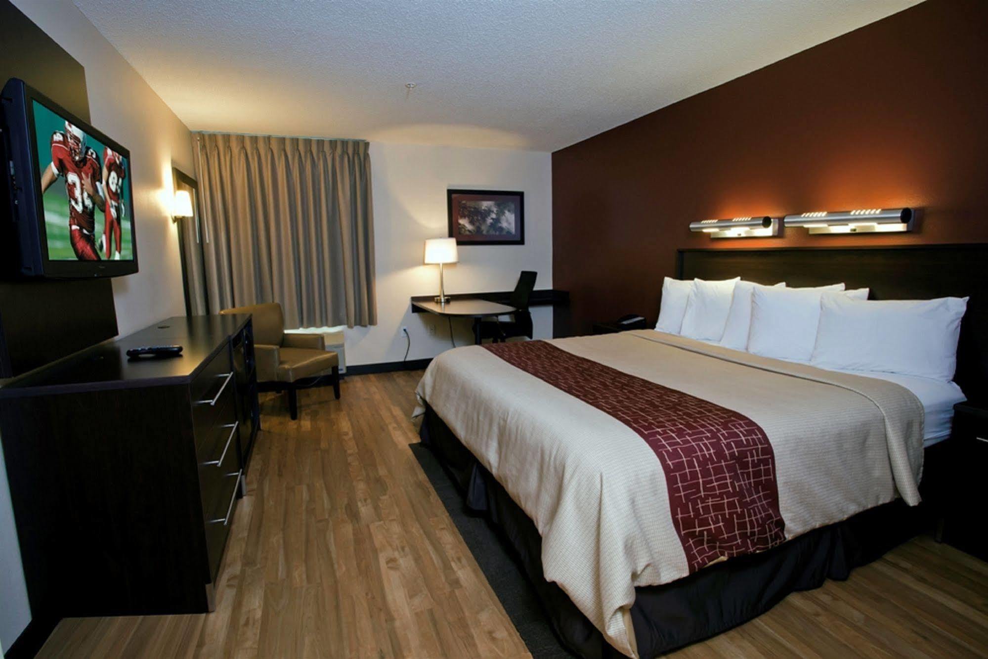 Red Roof Inn Plus+ Boston - Logan Saugus Exterior photo